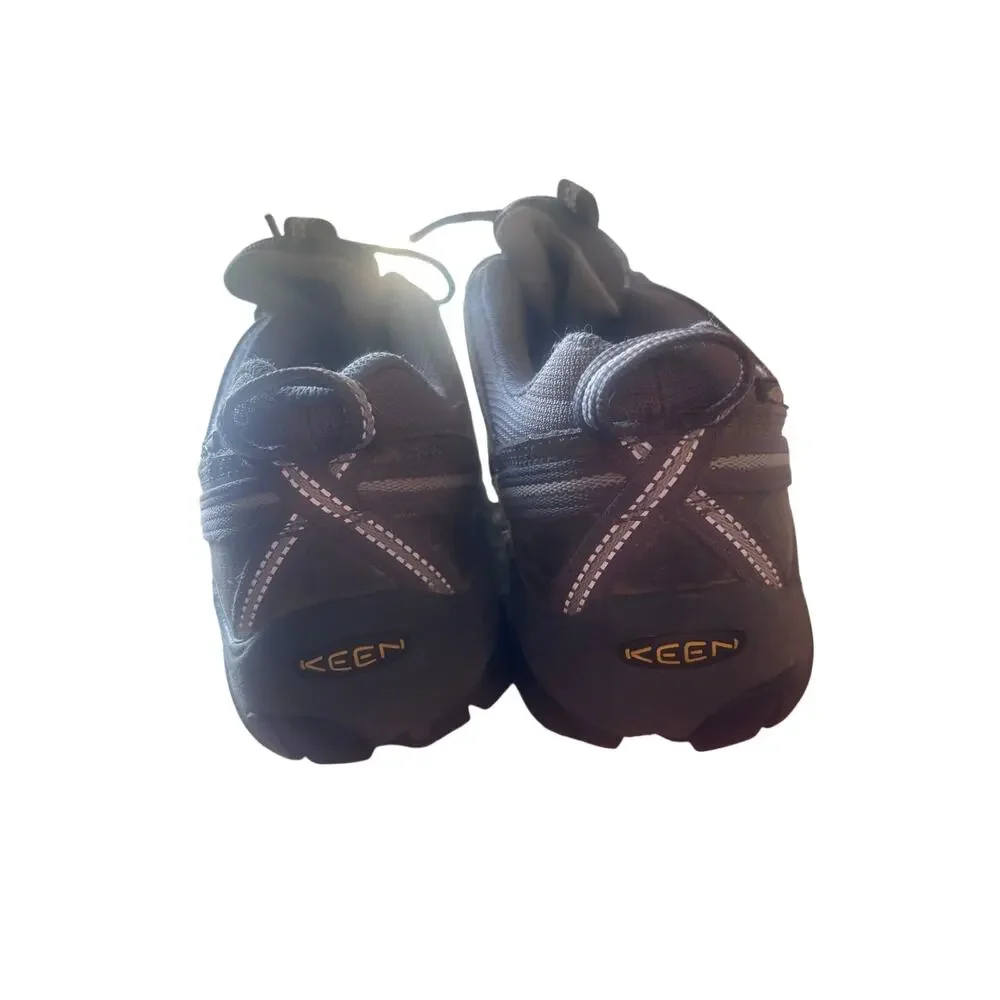 Woman’s Keen hiking shows size 9 in great condition lots of life left